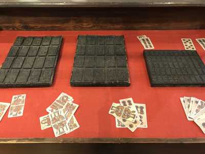 Tra questi le matrici in legno e zinco utilizzate per la stampa litografica delle �mitiche� Carte Murari, di cui nel museo sono conservati anche i bozzetti originali e alcune riproduzioni (foto di propriet� del Museo Civico di Bari)